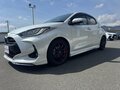 2023 Toyota Yaris IV, белый - вид 2