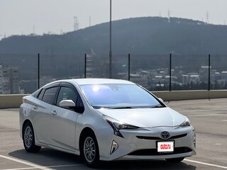 2016 Toyota Prius IV (XW50), белый, 1500000 рублей, вид 4