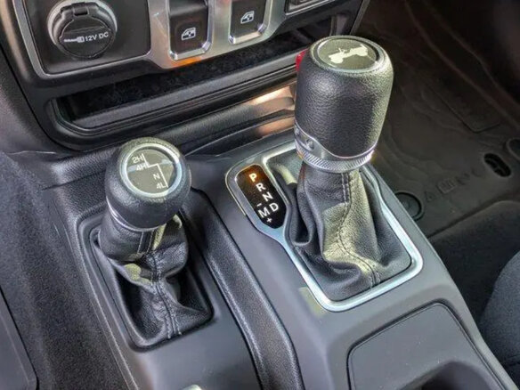 2025 Jeep Wrangler IV (JL) Рестайлинг, серебристый, 5505000 рублей - вид 20