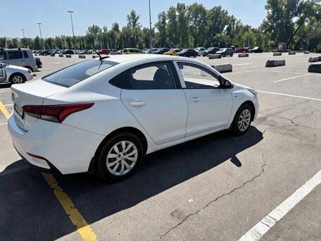 2018 Hyundai Solaris II, белый, 799000 рублей, вид 2