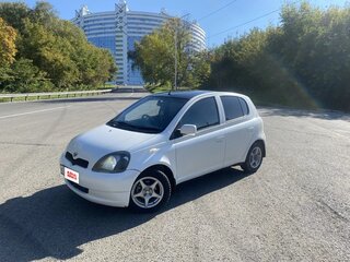 2001 Toyota Vitz I (P10), белый, 298000 рублей, вид 2