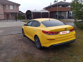 2020 Kia Optima IV Рестайлинг, жёлтый, 900000 рублей, вид 4