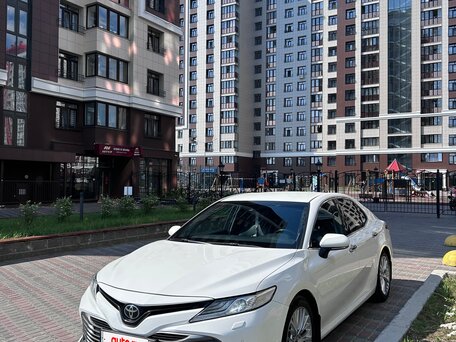 2018 Toyota Camry VIII (XV70), белый, 2870000 рублей, вид 2