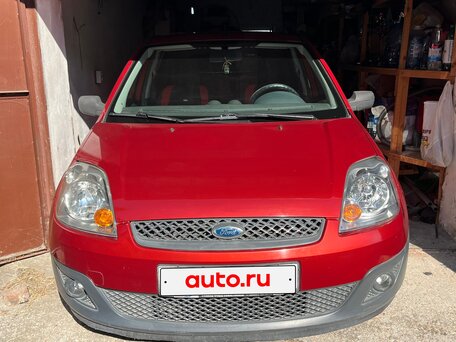 2008 Ford Fiesta Mk5, красный, вид 3