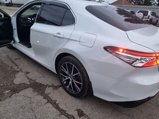 2021 Toyota Camry VIII (XV70) Рестайлинг, белый, 3550000 рублей, вид 3