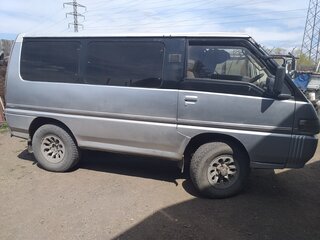 1993 Mitsubishi Delica III, серебристый, 675000 рублей, вид 4