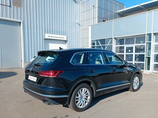 2019 Volkswagen Touareg III, чёрный, 3730000 рублей, вид 2