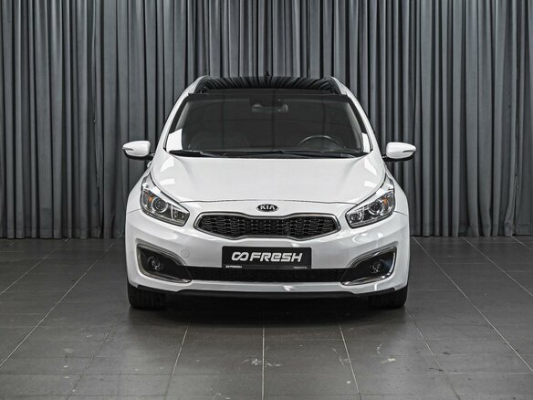 2018 Kia Ceed II Рестайлинг, белый - вид 2