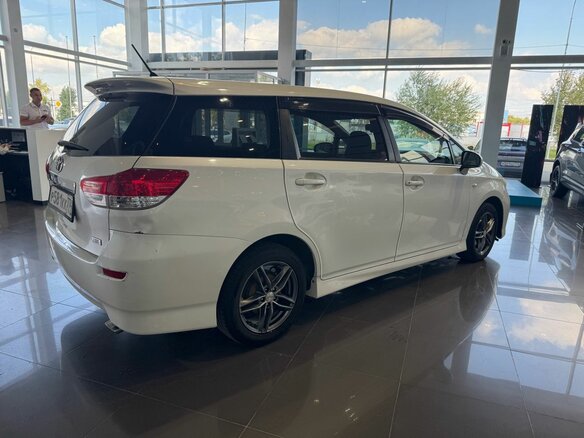 2010 Toyota Wish II, белый - вид 3