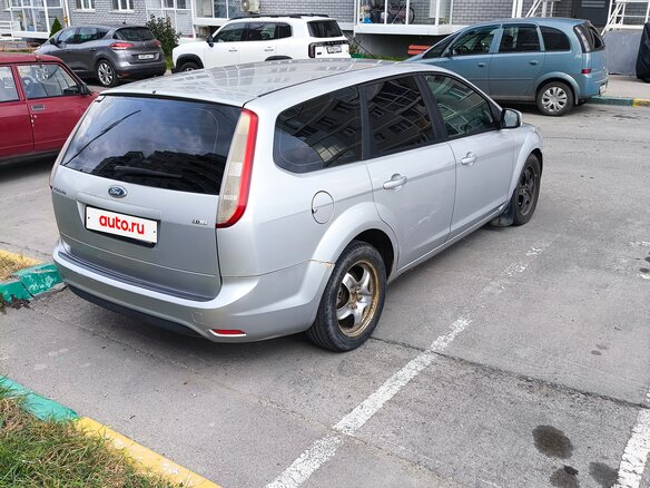 2010 Ford Focus II Рестайлинг, серебристый, 430000 рублей - вид 2