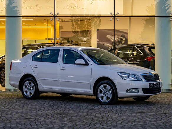 2011 Skoda Octavia DSG7 II (A5) Рестайлинг, белый - вид 2