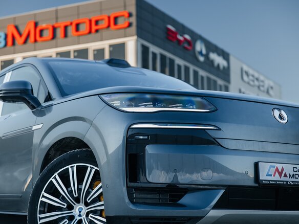 2025 Denza N9 46.9 kWh, серый, 7990000 рублей - вид 9