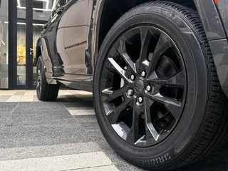 2026 Jeep Grand Cherokee V (WL) Рестайлинг, серый, 9990000 рублей, вид 5