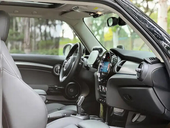 2023 Mini Hatch Cooper III (F55/F56) Рестайлинг 2, серый - вид 12