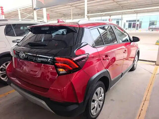 2021 Toyota Yaris L X XP150 Рестайлинг, красный, 1300205 рублей, вид 5