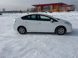 2011 Toyota Prius III (XW30), белый, 820000 рублей, вид 3