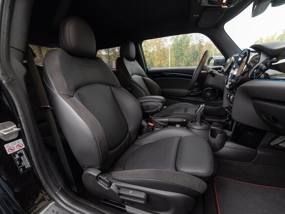 2021 Mini Hatch Cooper III (F55/F56) Рестайлинг 2, чёрный, 3790000 рублей - вид 22