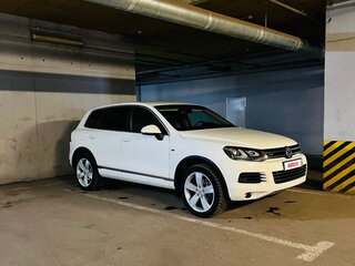2010 Volkswagen Touareg II, белый, 2000000 рублей, вид 2