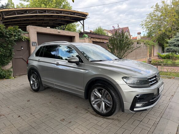 2018 Volkswagen Tiguan II, серый, 3000000 рублей - вид 3
