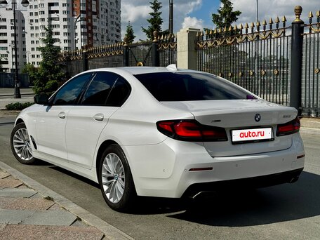 2020 BMW 5 серии 530i xDrive VII (G30/G31/G38) Рестайлинг, белый, 4850000 рублей, вид 3