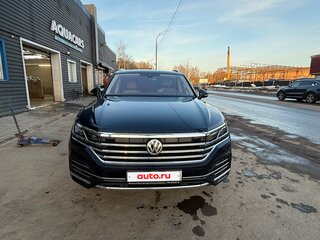 2020 Volkswagen Touareg III, чёрный, 5600000 рублей, вид 2