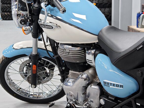 2025 Royal Enfield Meteor, голубой - вид 2