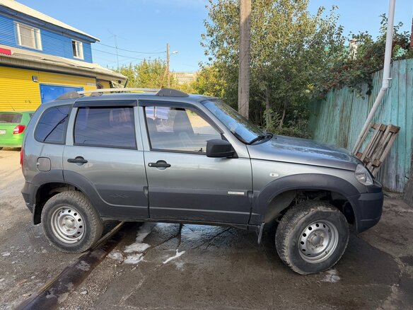 2013 Chevrolet Niva I Рестайлинг, серый, 630000 рублей - вид 3