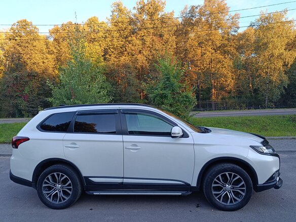 2017 Mitsubishi Outlander III Рестайлинг 2, белый, 1760000 рублей - вид 3