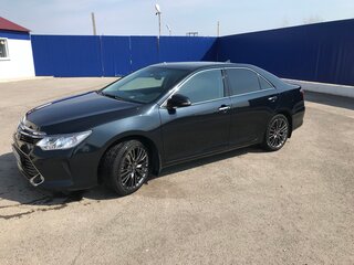 2017 Toyota Camry VII (XV50) Рестайлинг, серый, 2550000 рублей, вид 4