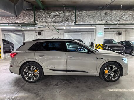 2021 Audi e-tron 55 I, бежевый, вид 4