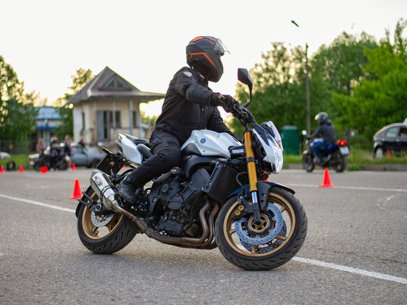 2011 Yamaha FZ8, белый, 650000 рублей