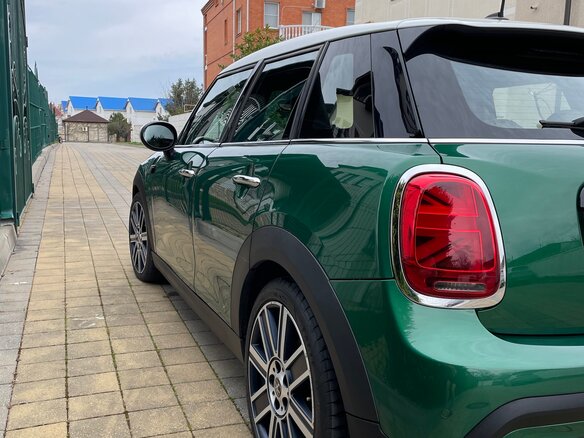 2021 Mini Hatch Cooper III (F55/F56) Рестайлинг 2, зелёный, 2700000 рублей - вид 5