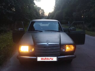 1982 Mercedes-Benz W123 240, зелёный, 80000 рублей, вид 1