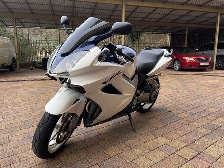 2005 Honda VFR 800, белый, 580000 рублей, вид 4