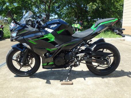 2022 Kawasaki Ninja 400, чёрный, 650000 рублей, вид 2