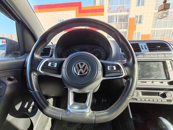 2018 Volkswagen Polo V Рестайлинг, коричневый, 1250000 рублей - вид 3