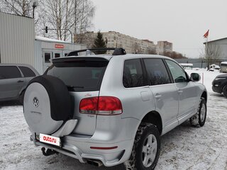 2005 Volkswagen Touareg I, серебристый, 1150000 рублей, вид 4