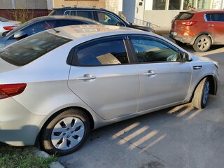 2016 Kia Rio III Рестайлинг, серебристый, 900000 рублей, вид 2
