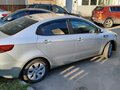 2016 Kia Rio III Рестайлинг, серебристый, 900000 рублей - вид 1