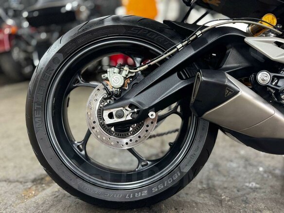 2023 Triumph Street Triple, жёлтый, 1170000 рублей - вид 19