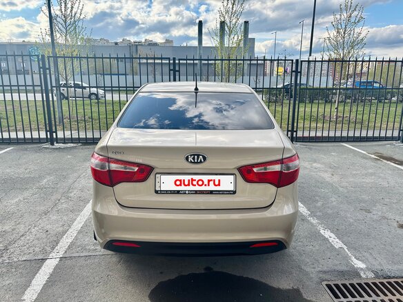 2013 Kia Rio 4-speed III, бежевый, 820000 рублей - вид 3