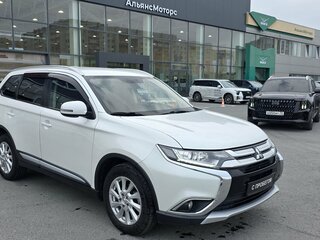 2015 Mitsubishi Outlander III Рестайлинг, белый, 1410000 рублей, вид 3