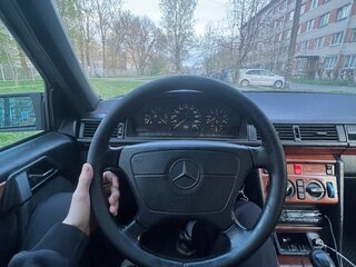 1993 Mercedes-Benz E-Класс 200 I (W124), чёрный, 160000 рублей, вид 4
