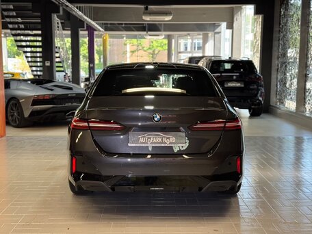 2024 BMW 5 серии 520i VIII (G60/G61/G68), чёрный, 7733800 рублей, вид 5