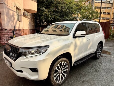 2017 Toyota Land Cruiser Prado 150 Series Рестайлинг 2, белый, 5200000 рублей, вид 3