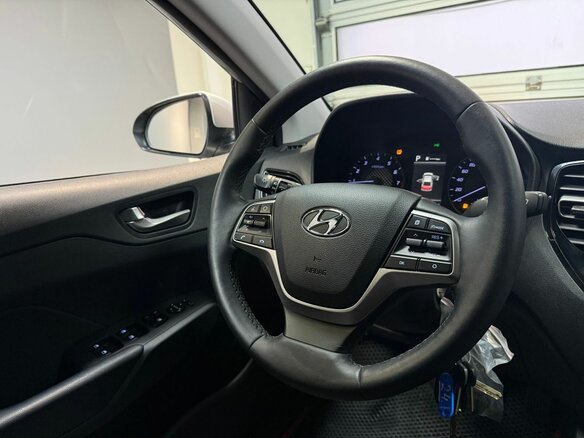 2021 Hyundai Solaris II Рестайлинг, серебристый, 1375000 рублей - вид 18