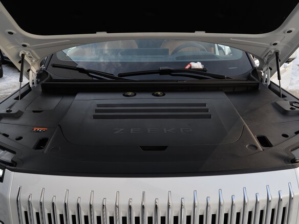 2025 Zeekr 9X 70 kWh, белый - вид 37