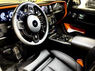 2025 Rolls-Royce Cullinan Black Badge I Рестайлинг (Series II), чёрный, 67500000 рублей, вид 4