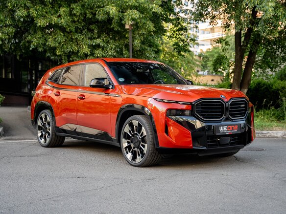 2024 BMW XM, красный