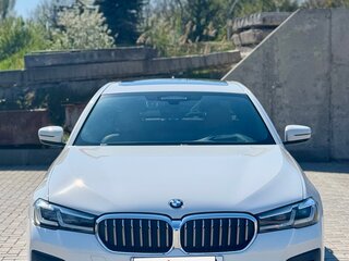 2020 BMW 5 серии 520i VII (G30/G31/G38) Рестайлинг, белый, 4750000 рублей, вид 3